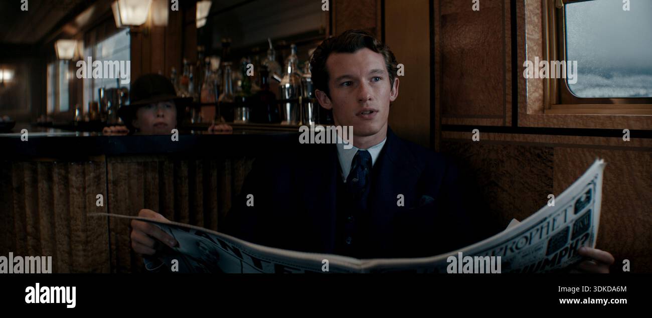 (G-d) VICTORIA YEATES dans le rôle de Bunty (arrière) et CALLUM TURNER dans le rôle de Theseus Scamander Fantastic Beasts : The secrets of Dumbledore (2022) *Filmstill - Editoria Banque D'Images