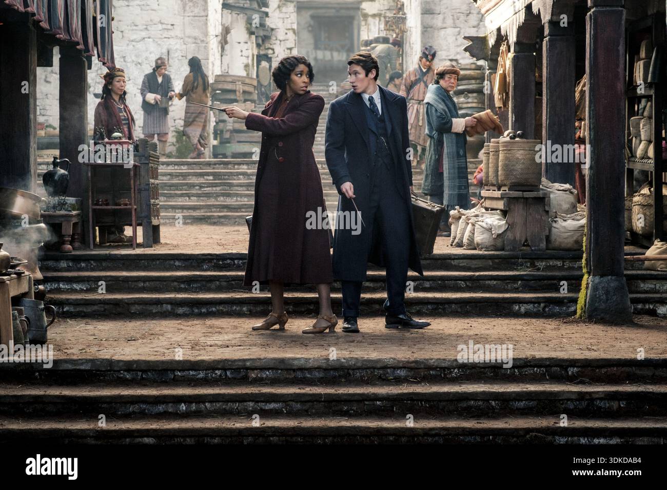 (G-d) JESSICA WILLIAMS : Eulalie « Lally » Hicks et CALLUM TURNER : Theseus Scamander Fantastic Beasts : The secrets of Dumbledore (2022) *Filmstill Banque D'Images