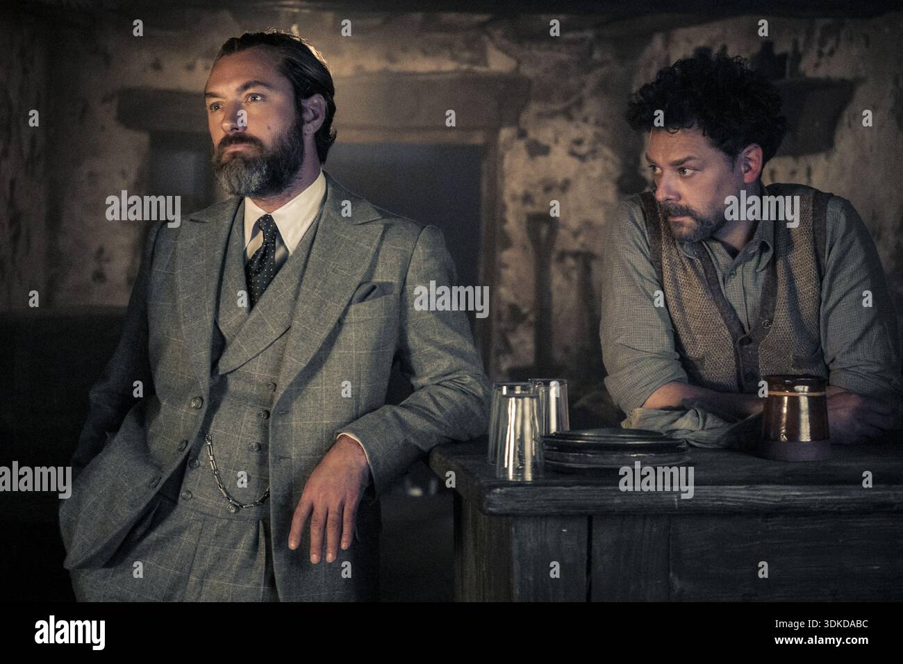 JUDE LAW dans le rôle d'Albus Dumbledore et RICHARD COYLE dans le rôle d'Aberforth Fantastic Beasts : The secrets of Dumbledore (2022) *Filmstill - usage éditorial seulement* Voir S Banque D'Images