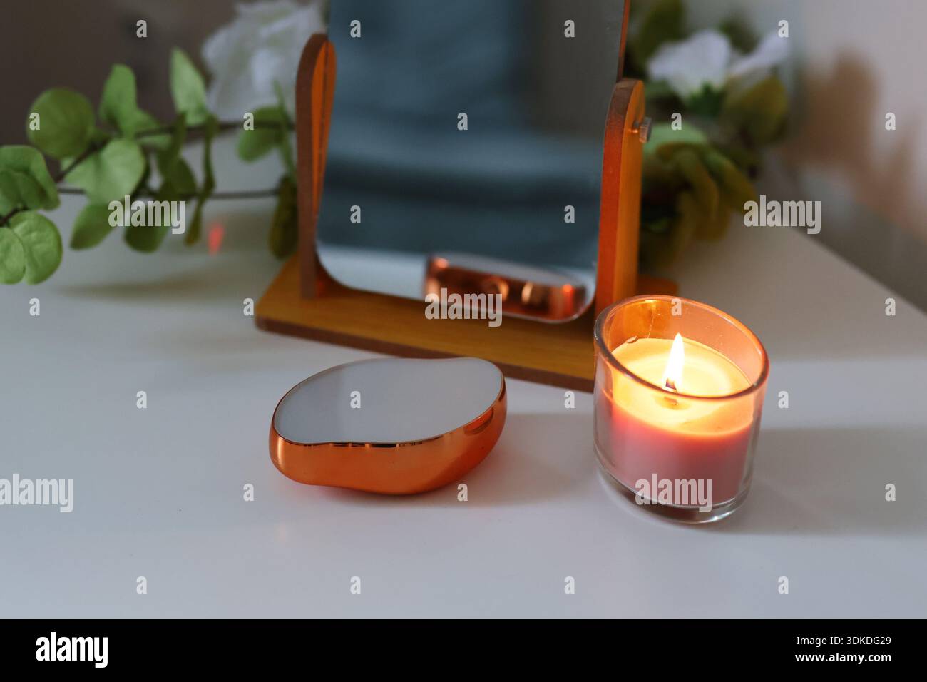 Lime pied de pédicure avec miroir et bougie sur table blanche. Routine beauté, outils de soin de la peau et ambiance bien-être. Banque D'Images
