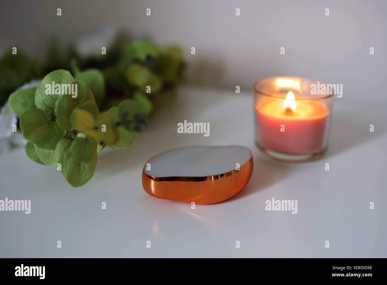 Fond de routine de beauté avec dossier de pédicure de lueur de bougie chaude et esthétique de spa minimaliste Banque D'Images