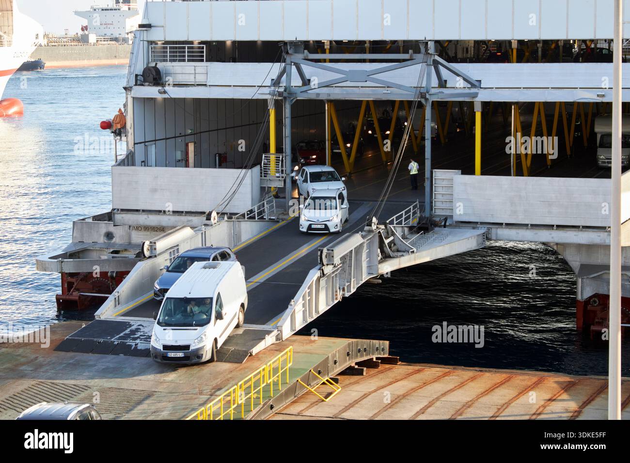 voitures débarquant du ferry rapide naviera armas volcan de teno entre santa cruz de tenerife et las palmas à las palmas gran canaria, îles canaries Banque D'Images