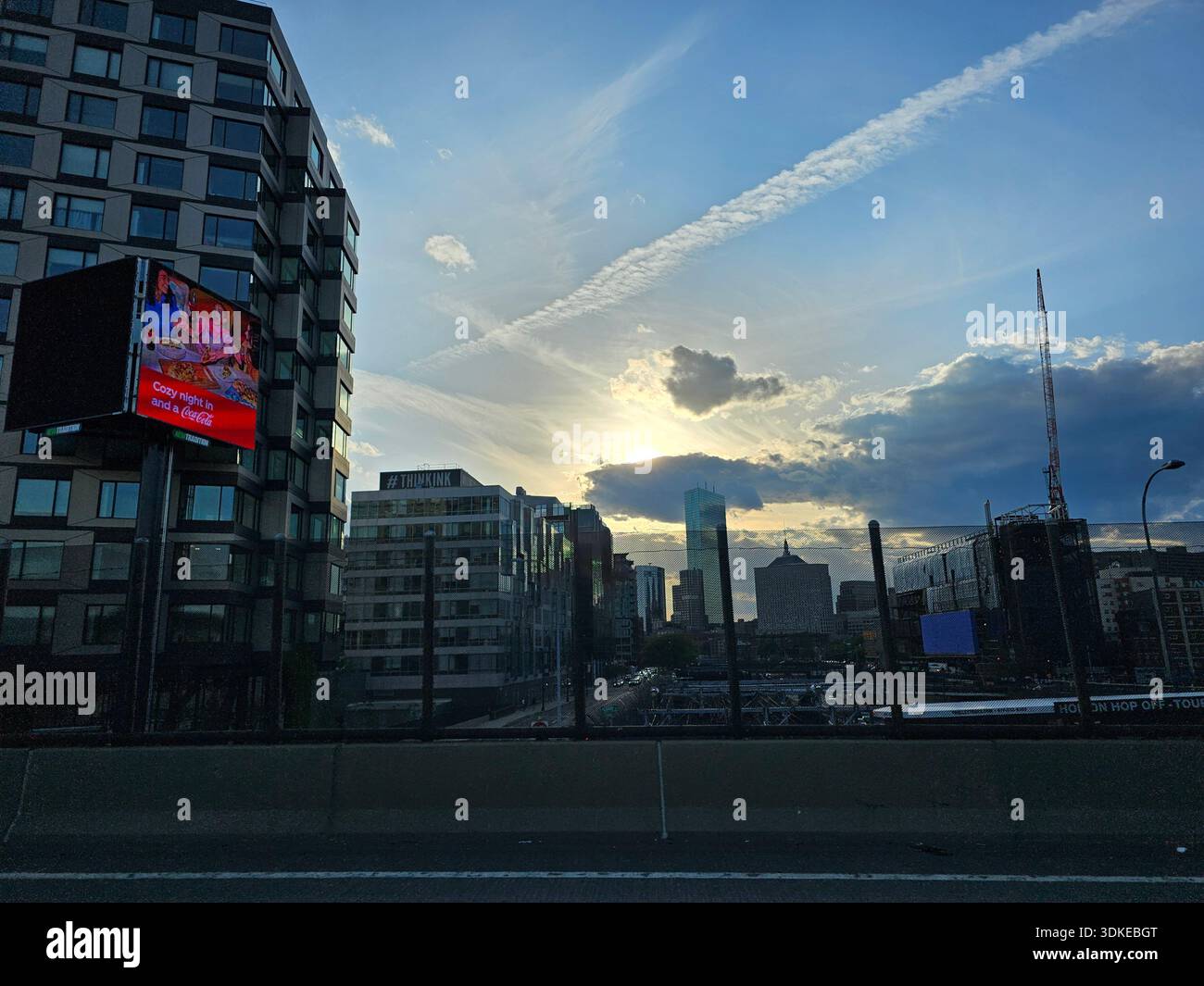 Skyline de Boston au coucher du soleil avec nuages Banque D'Images