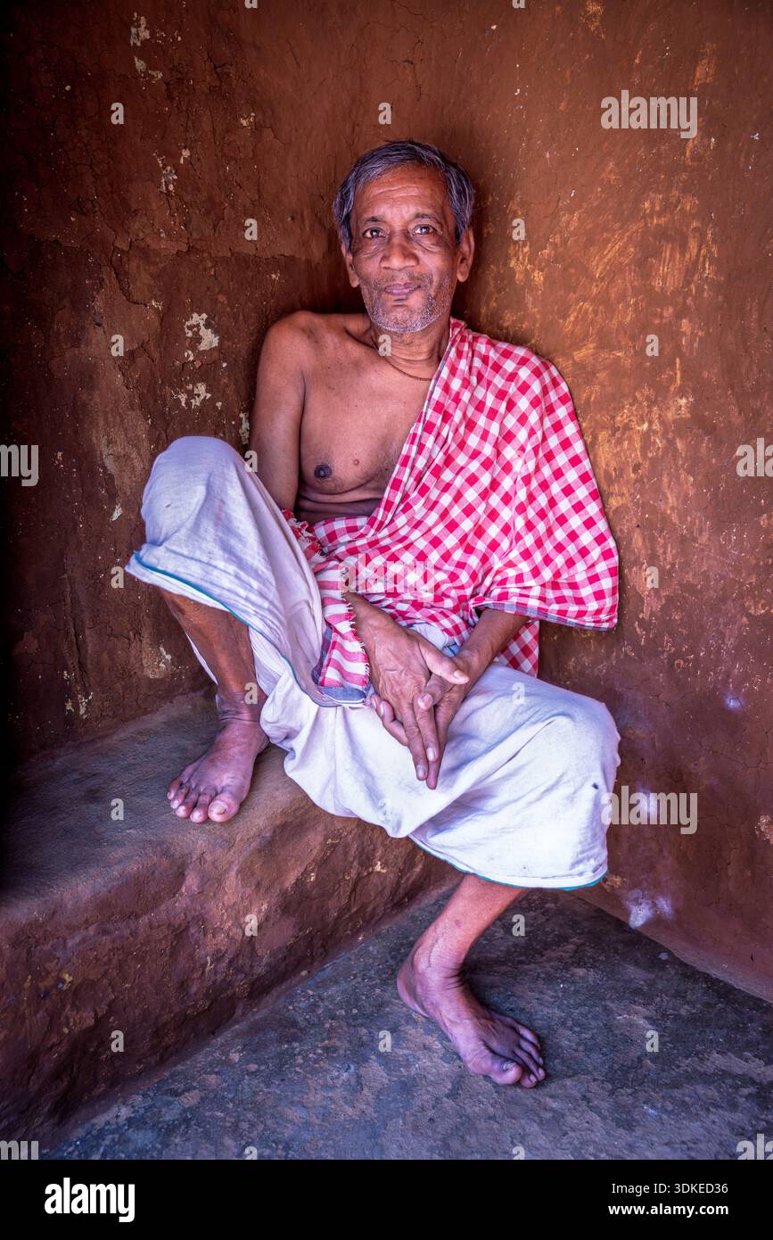 Portrait d'un tisserand en train de se reposer, village de Maniabandha, Odisha, Inde Banque D'Images