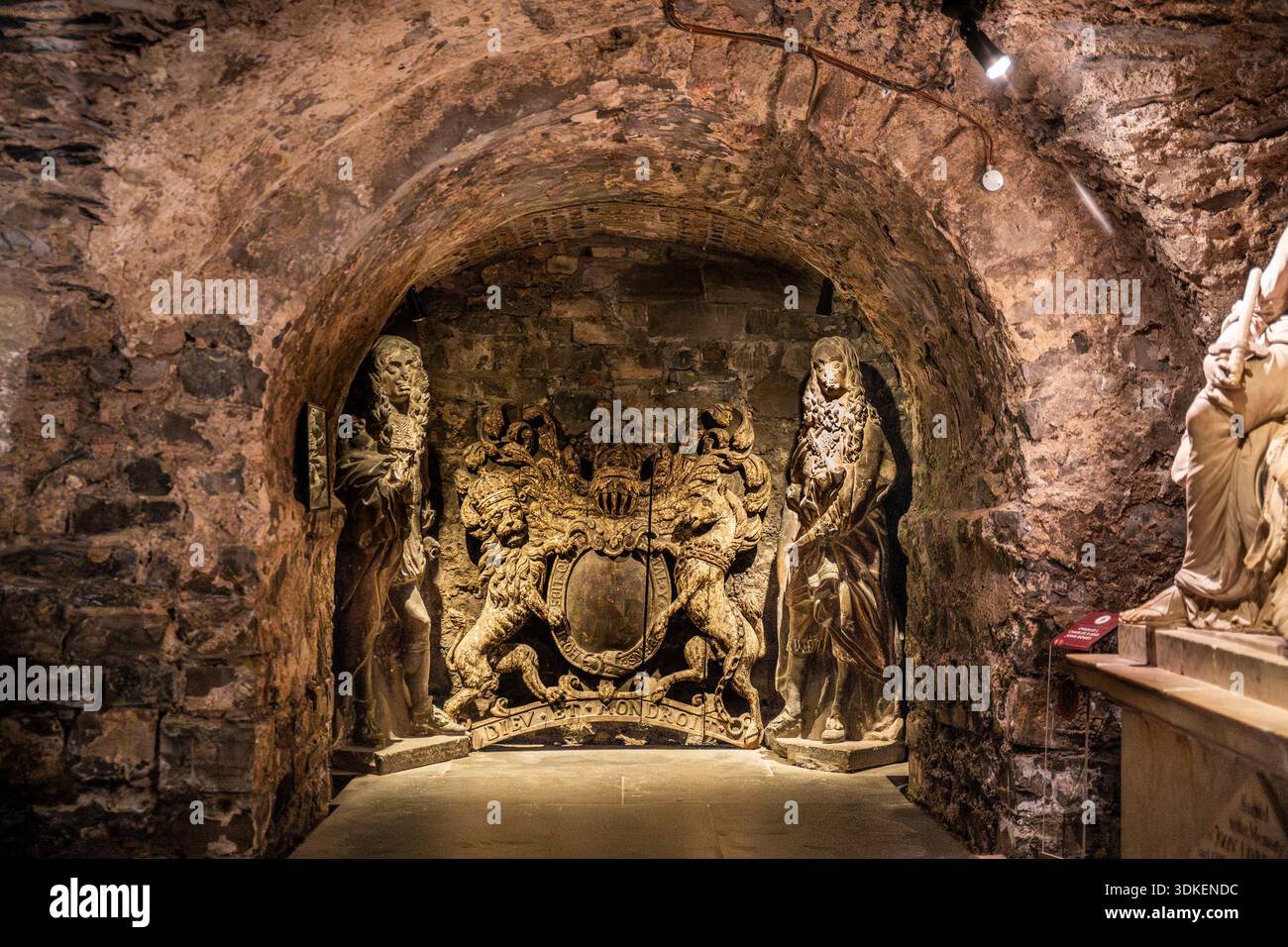 La crypte avec exposition d'œuvres d'art dans la cathédrale de Christchurch, église médiévale construite au 11e siècle, centre-ville de Dublin, Irlande. Banque D'Images