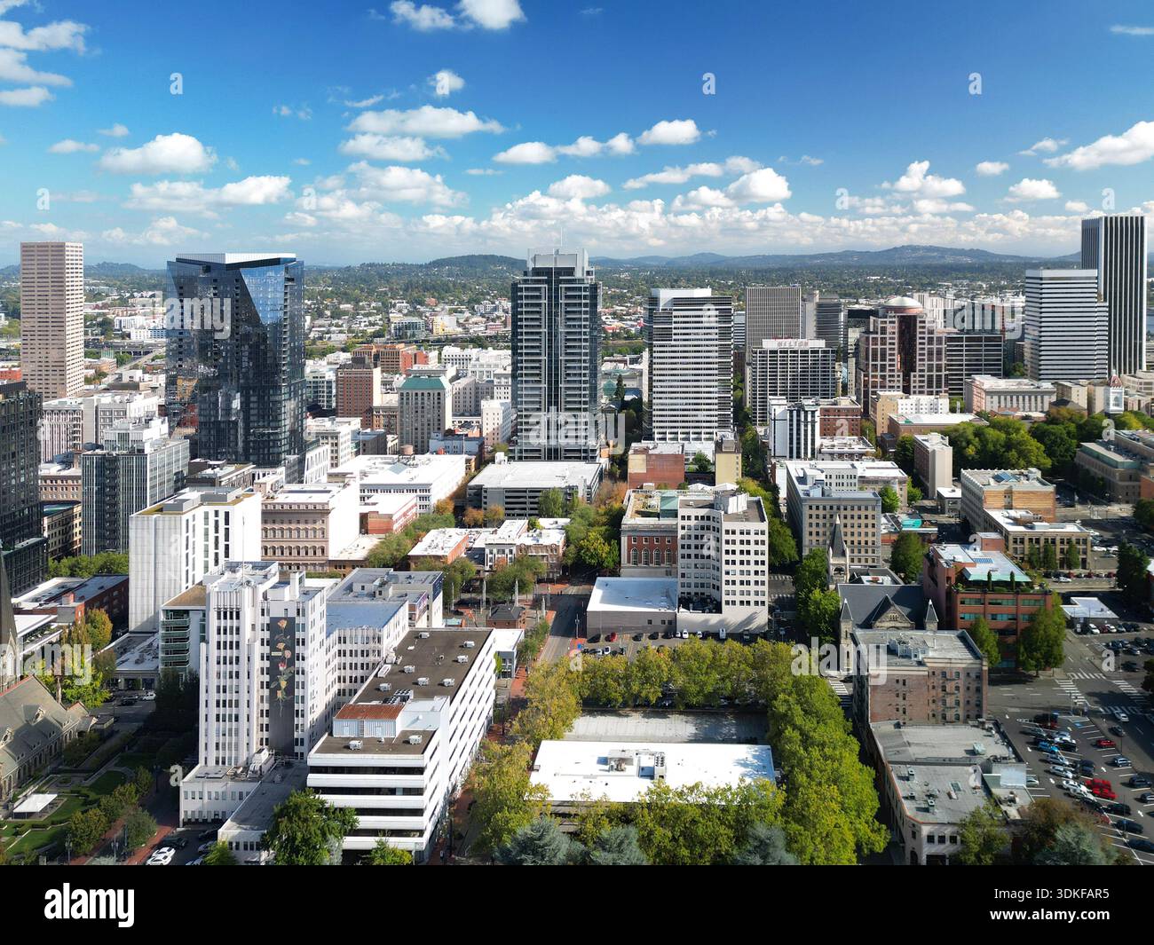 Vue aérienne des tours du centre-ville de Portland, Oregon par temps clair Banque D'Images
