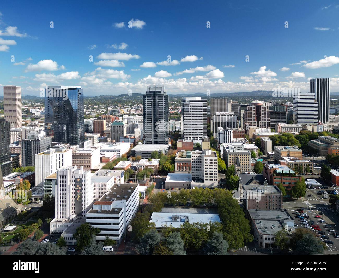 Vue aérienne des tours du centre-ville de Portland, Oregon par temps clair Banque D'Images