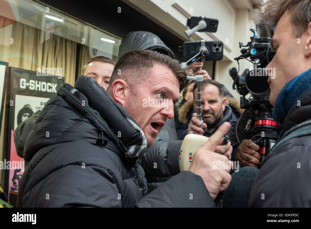 Tommy Robinson lors d'une manifestation à Braintree contre le centre d'asile de l'ancienne RAF Wethersfield, discutant avec un journaliste de la télévision ITV Banque D'Images