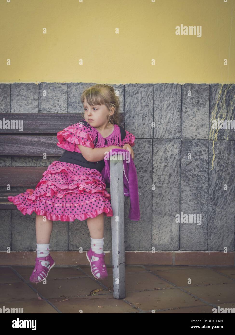 Sad Robe Sad girl sitting alone outside Banque de photographies et d’images à ...