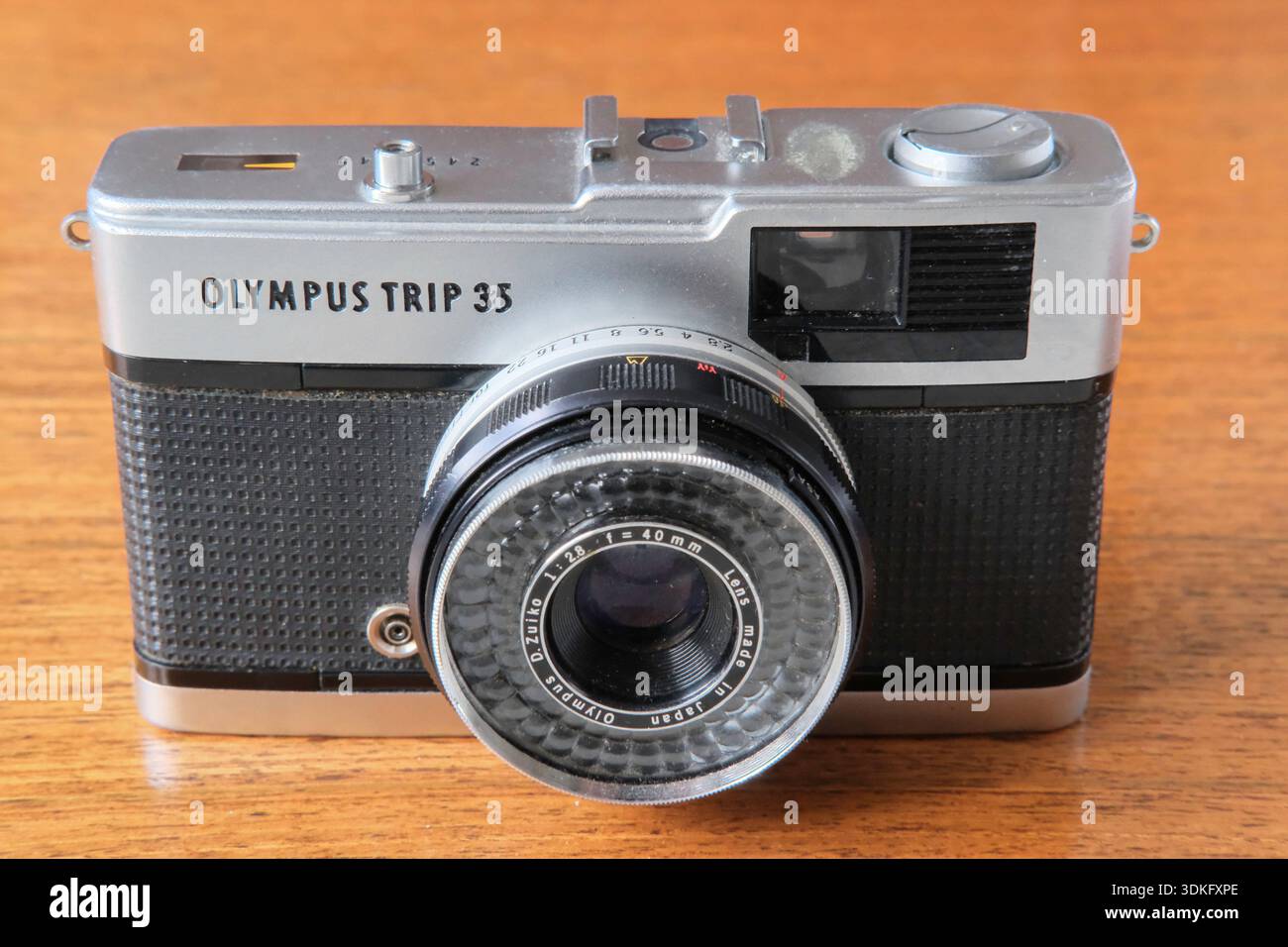 Olympus Trip 35 appareil photo compact 35mm entièrement automatique, fabriqué à partir de 1967. Le modèle affiche un bouton d'obturateur métallique indiquant la fabrication avant juin 1978. Banque D'Images