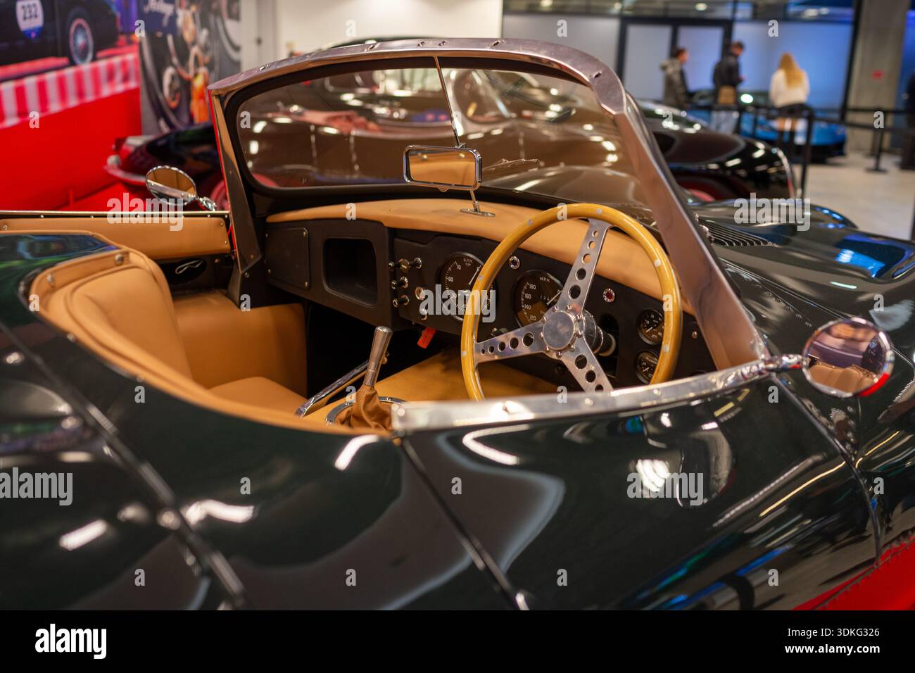 Volant en bois Classic Roadster Cockpit, garniture en cuir, tableau de bord chromé, indicateurs analogiques, Varsovie, Pologne Banque D'Images