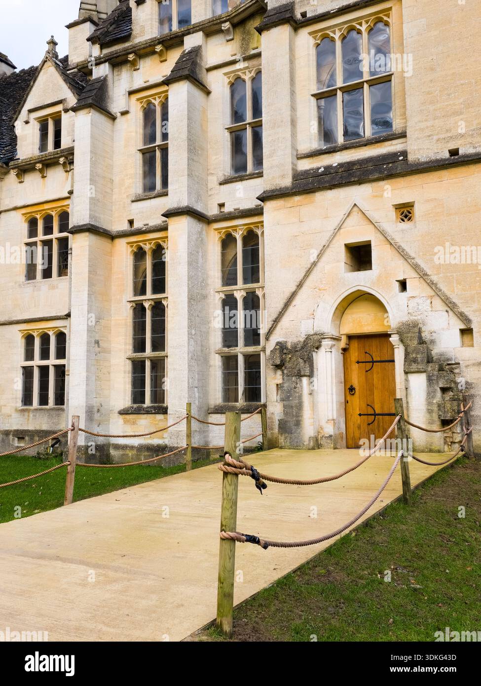 Manoir gothique victorien Woodchester sur une colline herbeuse Cotswolds Angleterre - Image de stock capturée avec un smartphone