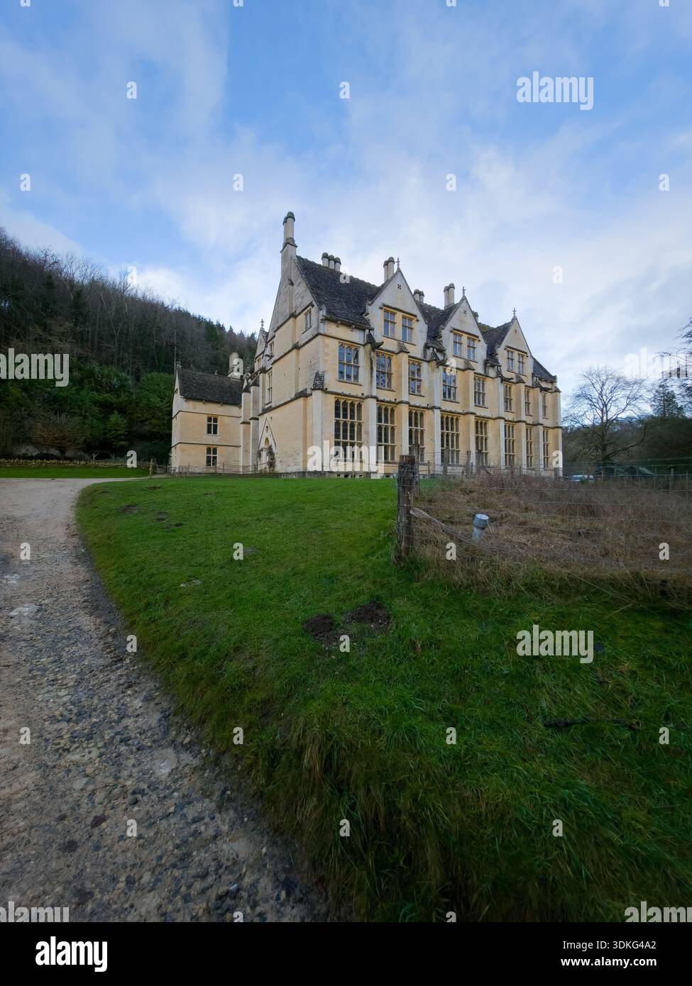 Manoir gothique victorien Woodchester sur une colline herbeuse Cotswolds Angleterre - Image de stock capturée avec un smartphone