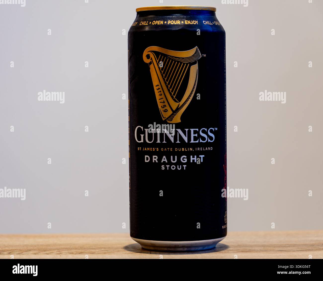 Une image en gros plan d'une canette de Guinness Draught Stout mettant en valeur son design et sa marque emblématiques Banque D'Images
