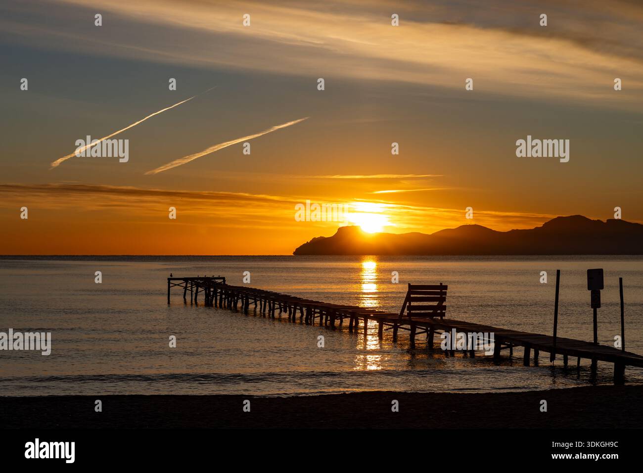 Jetée en bois sur la plage de Muro au lever du soleil, Playa de Muro, Majorque, Îles Baléares, Espagne, Europe Banque D'Images