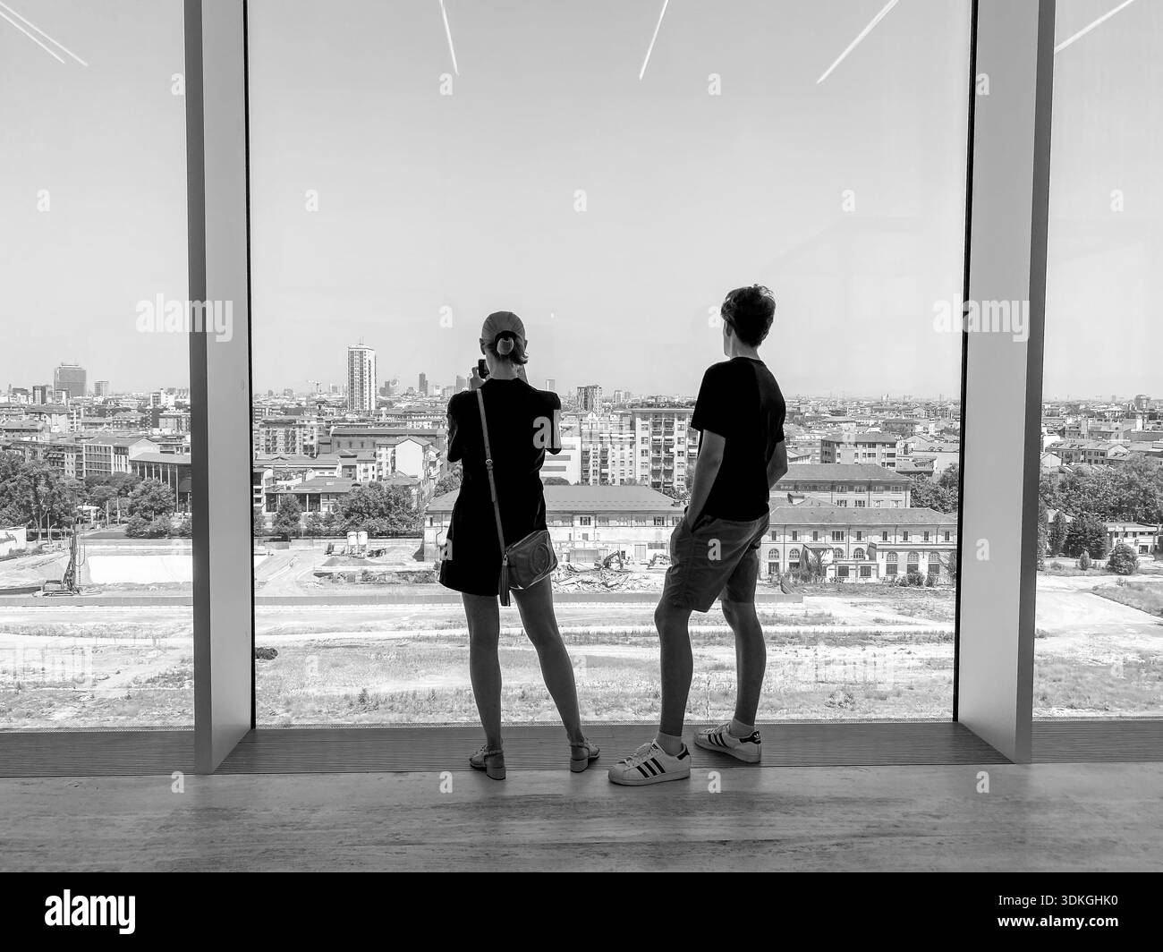 Visiteurs regardant sur l'horizon de Milan depuis le musée Fondazione Prada à Milan, Lombardie, Italie. Banque D'Images