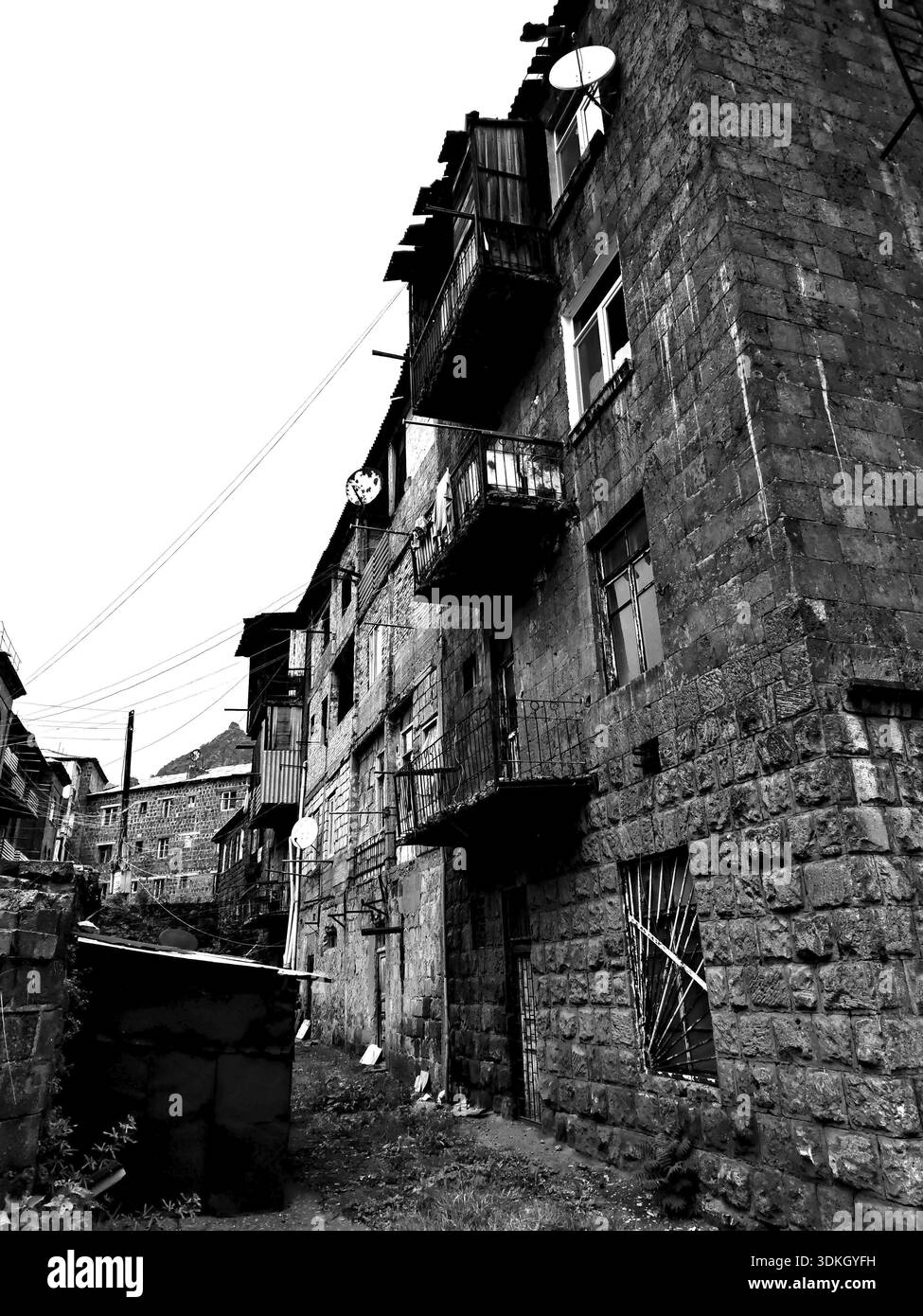 Vue sur la rue abandonnée avec de vieux bâtiments en partie délabrés dans une colonie résidentielle, Alaverdi, Arménie Banque D'Images