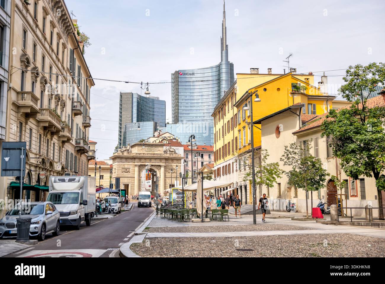 Vue sur la rue vers Arco della Pace avec horizon moderne à Milan, Lombardie, Italie Banque D'Images