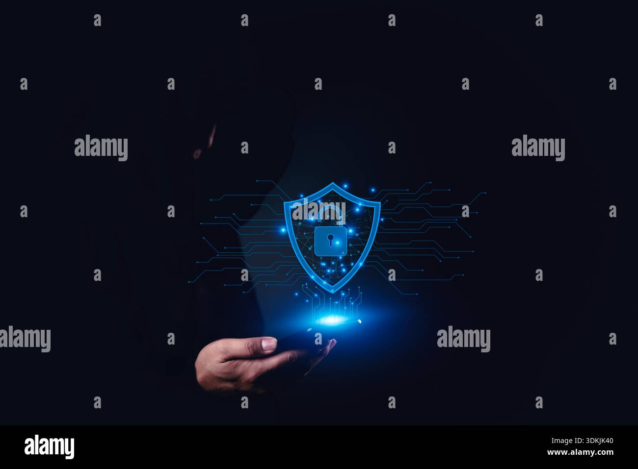 Visualisation de la cybersécurité avec smartphone tenant à la main et verrou de bouclier lumineux, concept de sécurité mobile, confidentialité des données, protection et chiffre de sécurité Banque D'Images