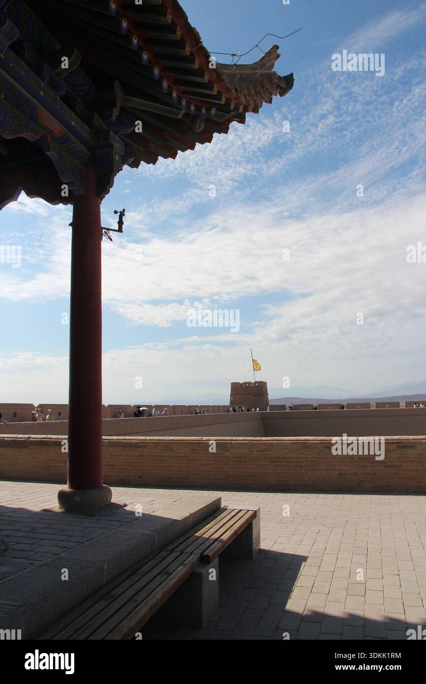 Drapeau jaune volant avec dessin de dragon au sommet de la tour à l'intérieur du col de Jiayu en été, Jiayuguan dans la province de Gansu en Chine Banque D'Images