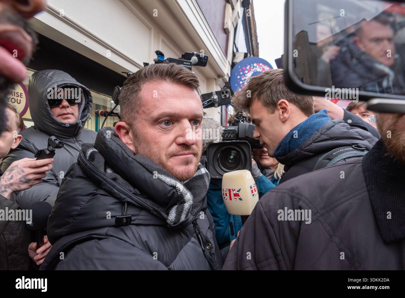 Tommy Robinson lors d'une manifestation contre le site d'hébergement du Home Office pour demandeurs d'asile à Wethersfield, Essex. Caméras multimédia Banque D'Images