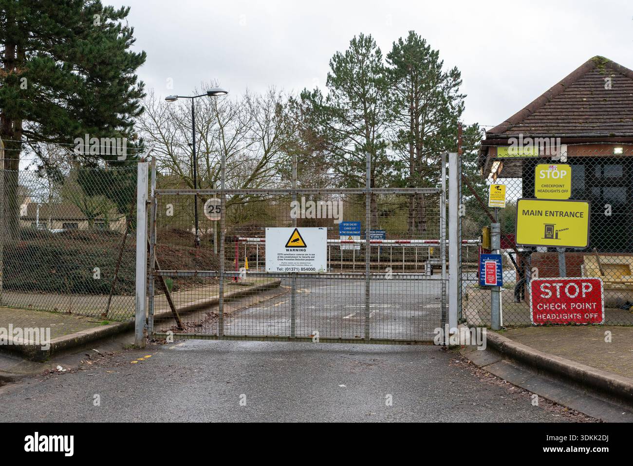 Entrée au site d'hébergement du Home Office pour demandeurs d'asile à Wethersfield, Essex, sur l'ancien site de la RAF Wethersfield. Point de contrôle de sécurité Banque D'Images