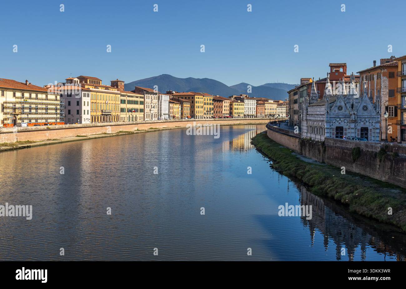 Vista panorámica del Río Arno a su paso por Pisa, con edificios Históricos y arquitectura tradicional a lo largo de sus orillas. Toscana, Italie Banque D'Images