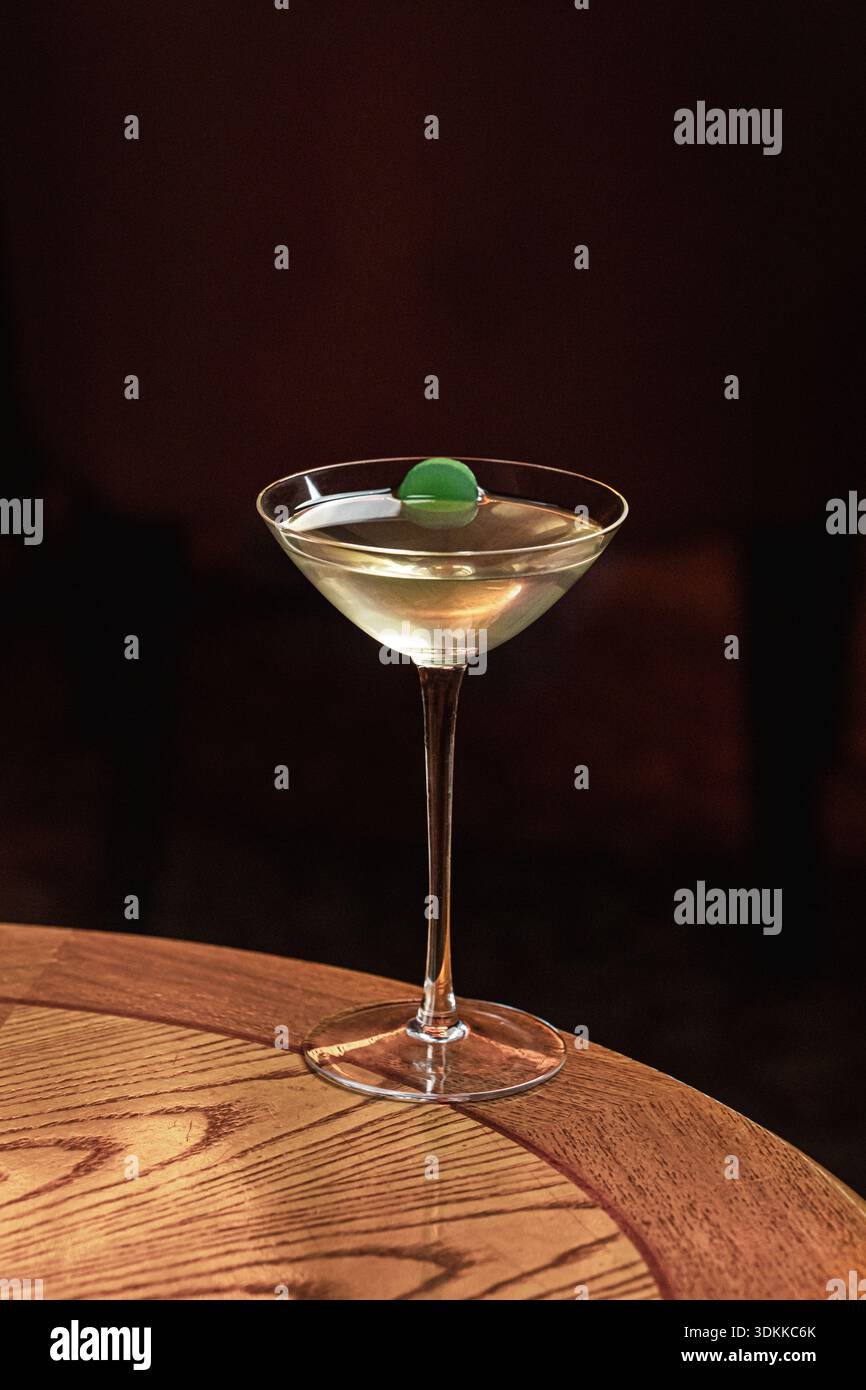 Cocktail martini classique avec garniture d'olive Banque D'Images