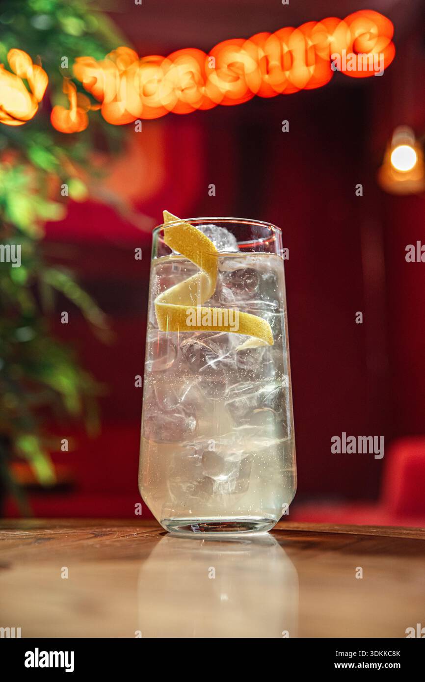Cocktail clair avec une touche de citron et de glace Banque D'Images