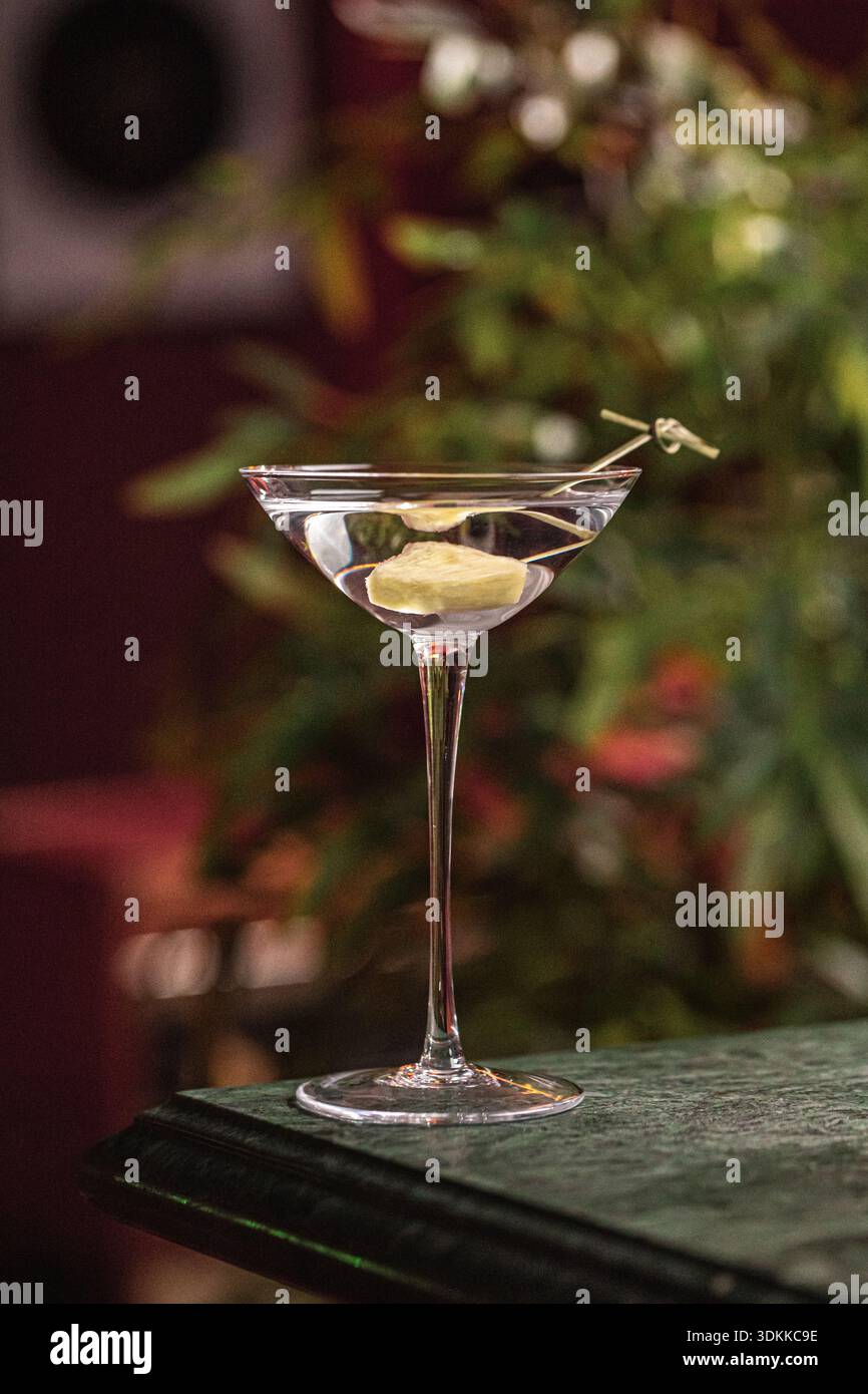 Cocktail de martini clair avec garniture d'ananas Banque D'Images