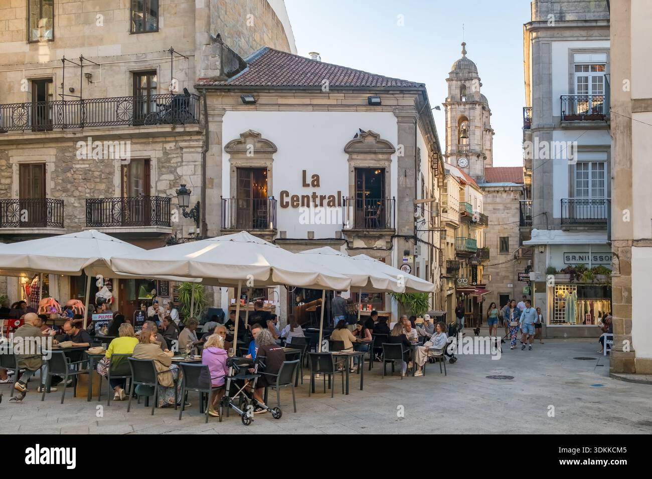 Les gens dînent à Outdoor Cafe sur la place historique de Vigo Banque D'Images