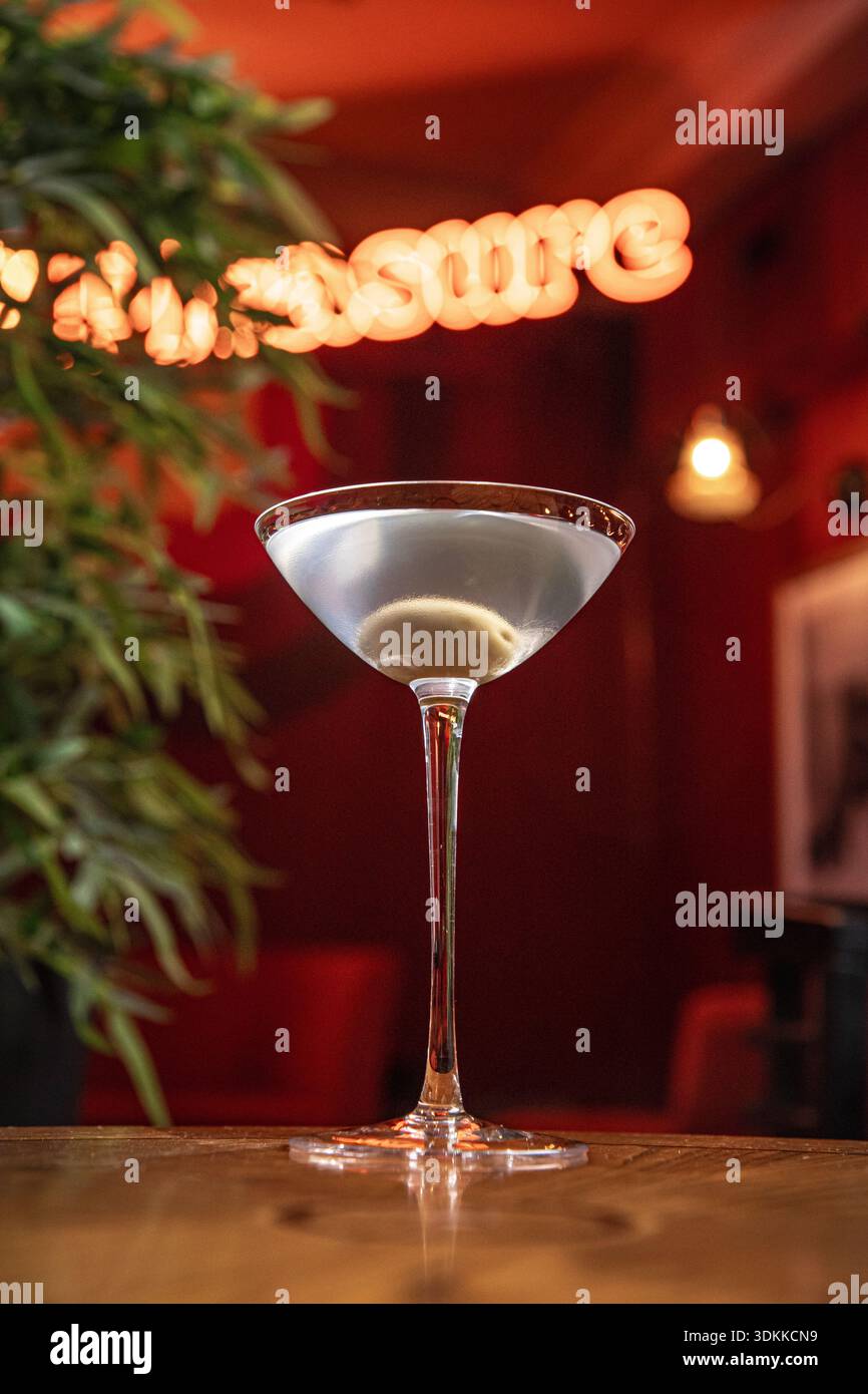 Cocktail de martini clair avec garniture d'olive Banque D'Images