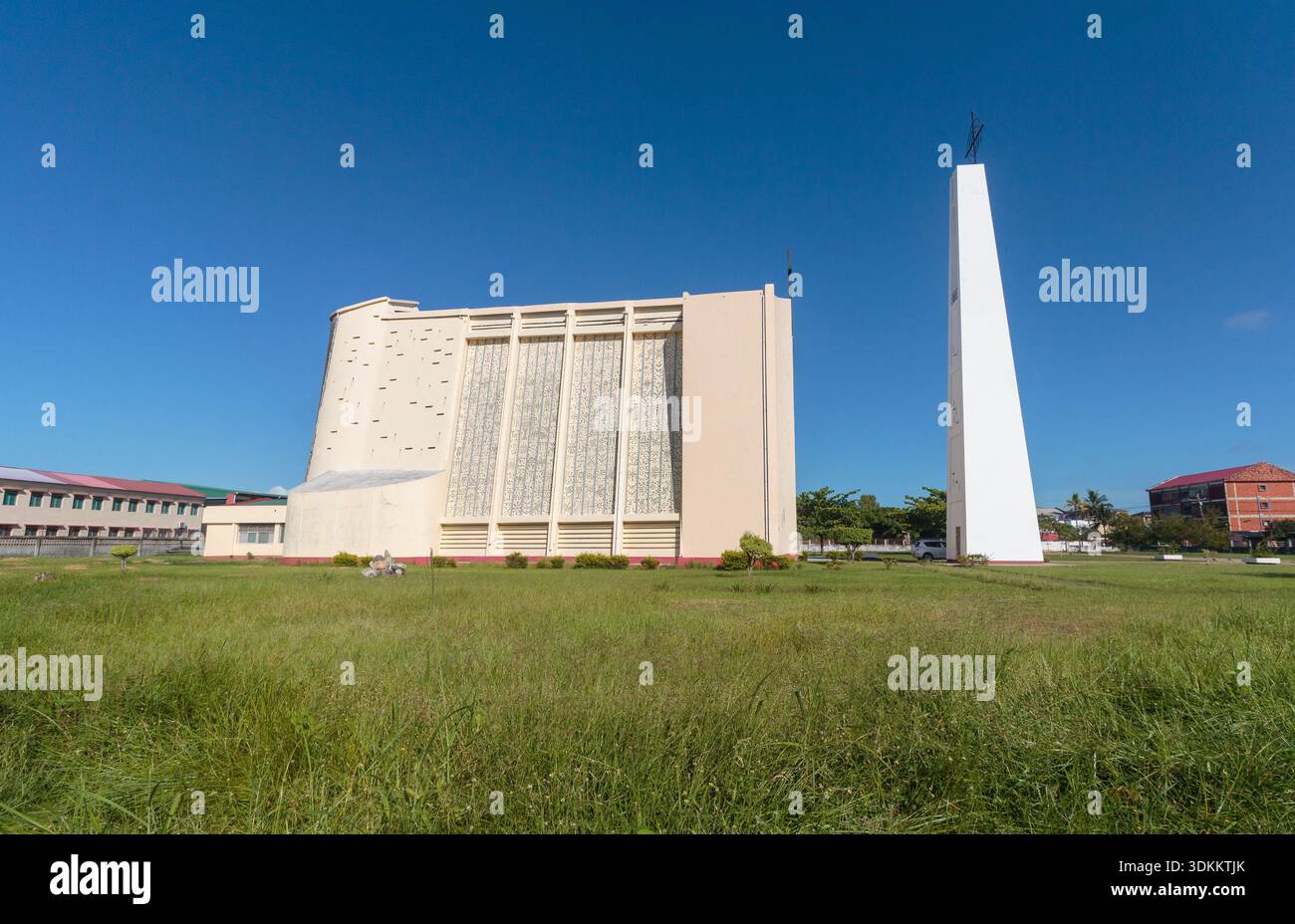 Cathédrale notre-Dame de la délivrance dans le centre du Mozambique, église chrétienne moderne avec cloche Banque D'Images