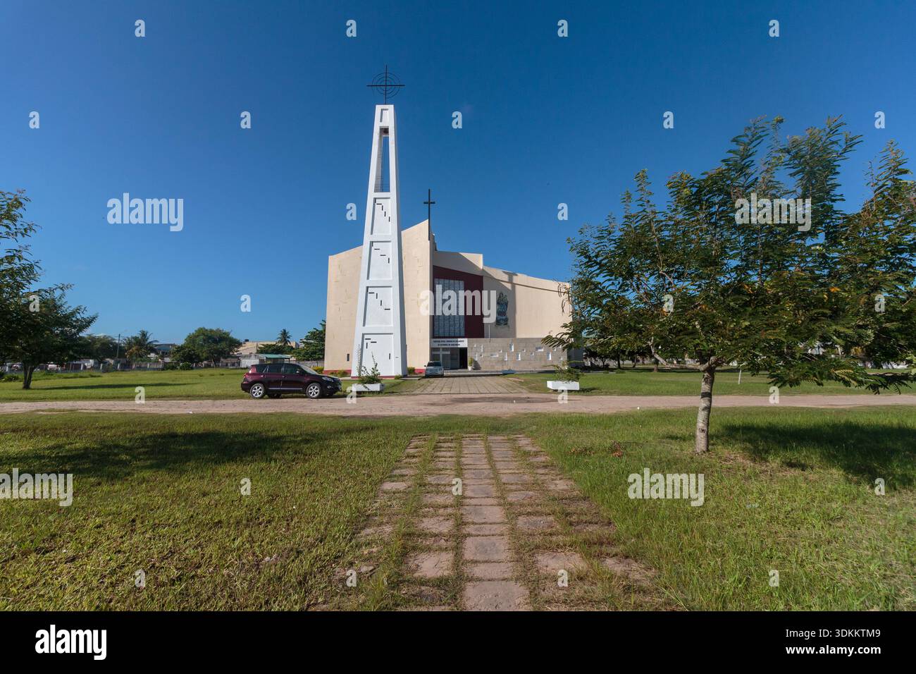 Cathédrale notre-Dame de la délivrance dans le centre du Mozambique, église chrétienne moderne avec cloche Banque D'Images