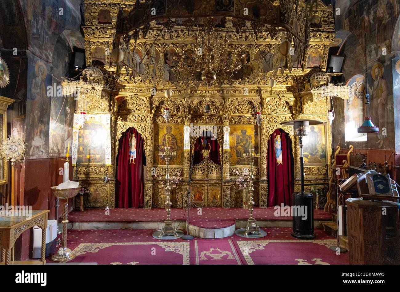 Intérieur du monastère Saint-Georges à Feneos avec iconostase dorée, Corinthie, Grèce Banque D'Images