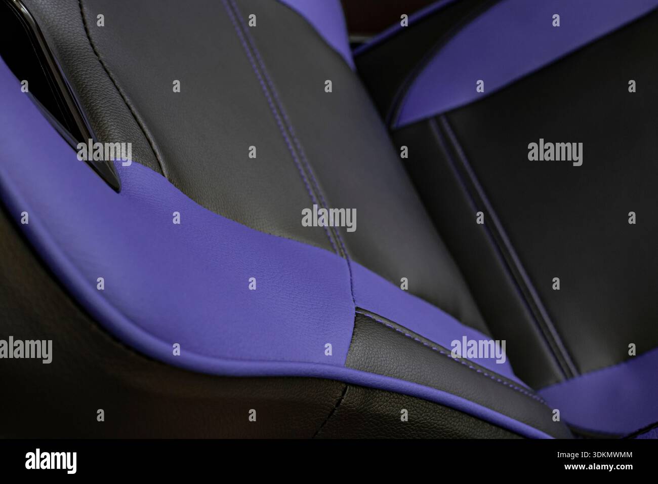 Garniture en cuir noir et violet sur un détail de coutures de chaise de bureau de jeu Banque D'Images