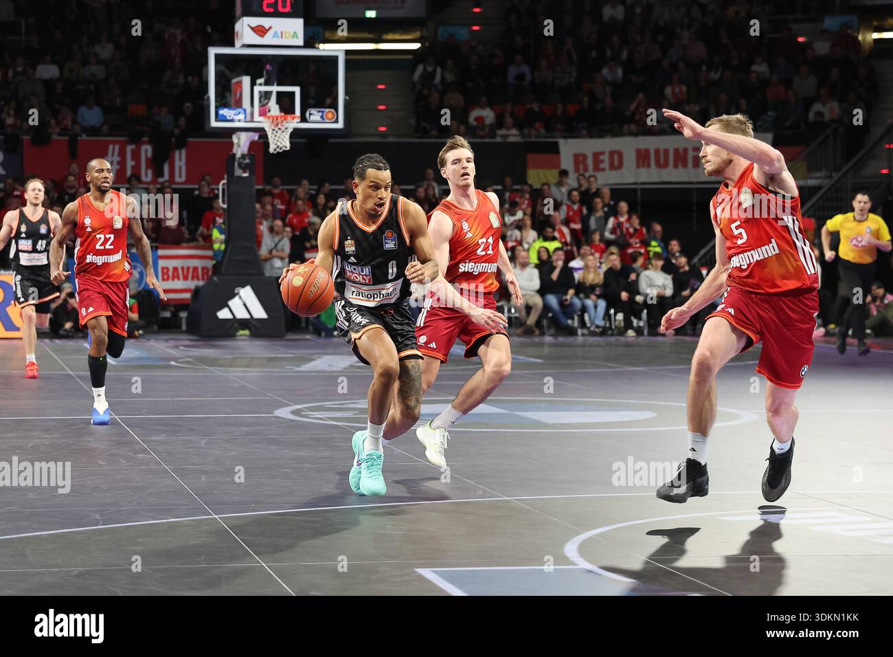 Nelson Weidemann (Ratiopharm Ulm, #00) avec le ballon avec Justuz Hollatz (FC Bayern Basketball, #21) et Niels Giffey (FC Bayern Basketball, #05), avec Isiaha Mike (FC Bayern Basketball, #22), GER, FC Bayern Basketball vs. ratiopharm Ulm, Basketball, easycred Banque D'Images