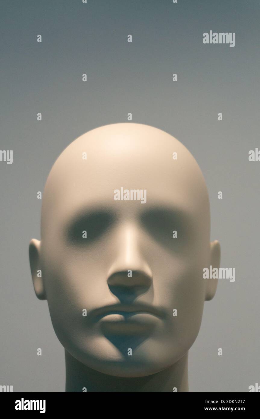 Un gros plan épuré et minimaliste d'une tête de mannequin sans visage. Évoquez les thèmes de l'anonymat, de l'identité, du vide psychologique ou de l'affichage moderne de la vente au détail. Banque D'Images