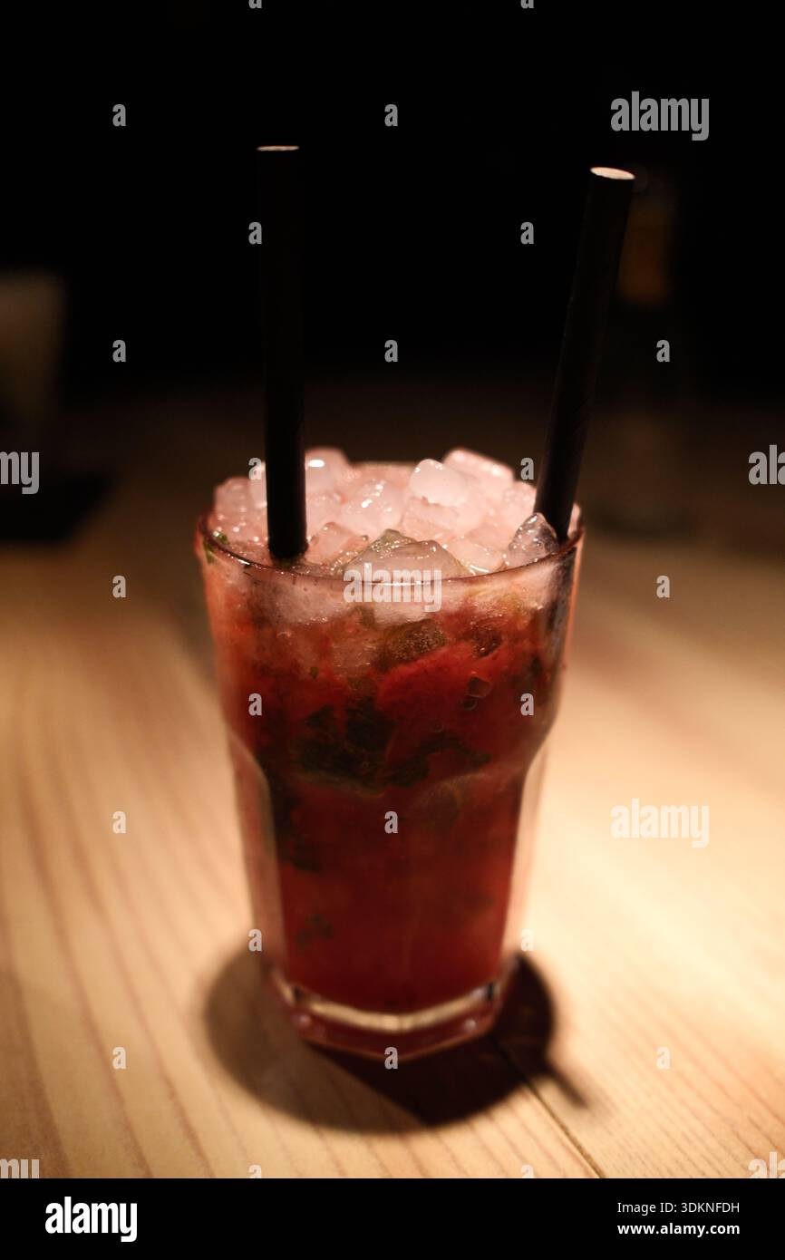 Cocktail Mojito rafraîchissant avec citron vert et menthe sur glace Banque D'Images