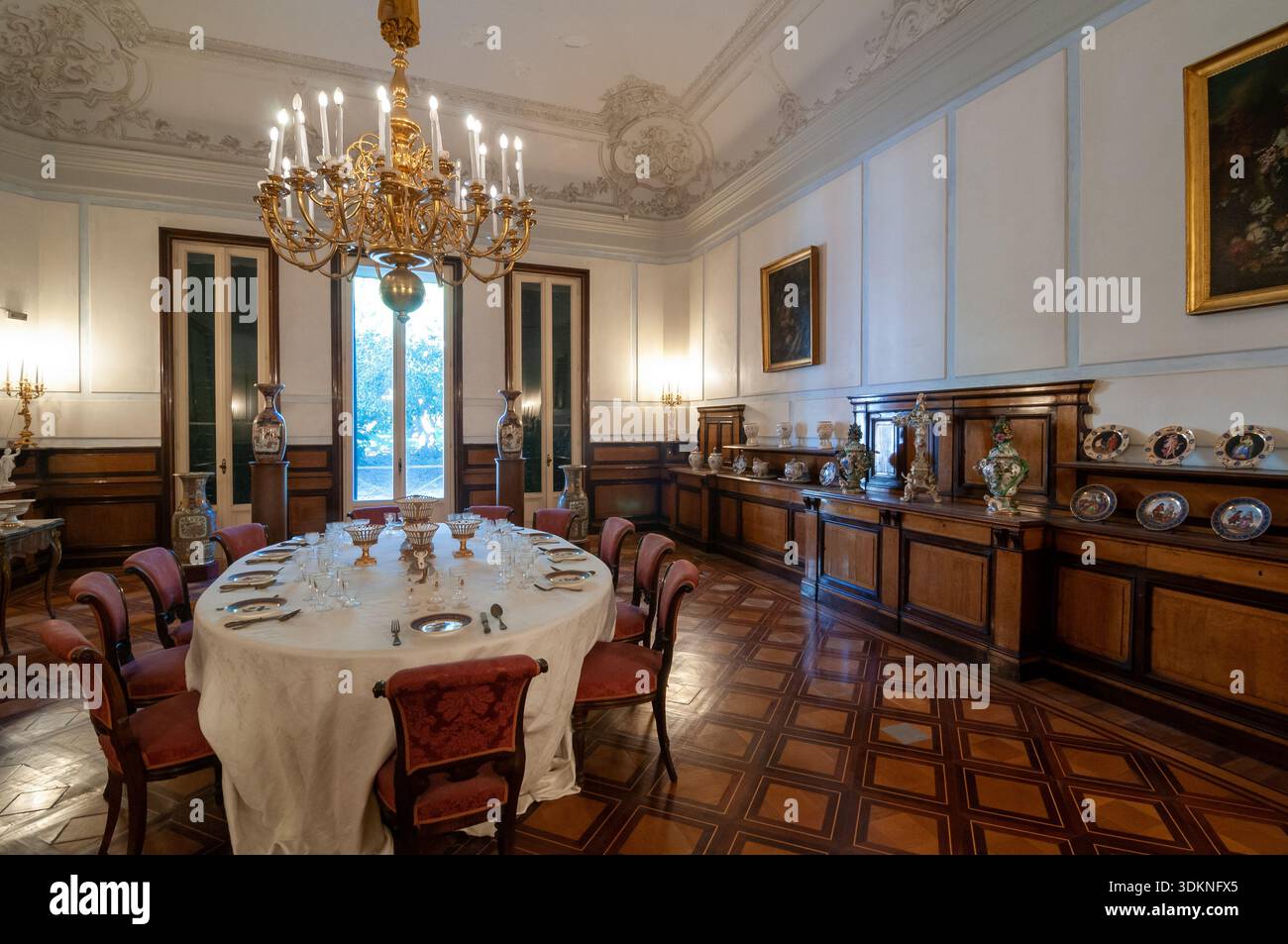 L'élégante salle à manger du petit-déjeuner de la Villa Pignatelli, Naples Banque D'Images