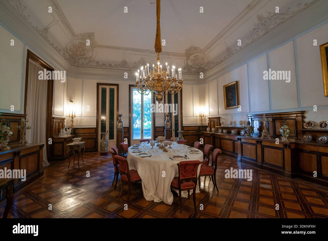 L'élégante salle à manger du petit-déjeuner de la Villa Pignatelli, Naples Banque D'Images