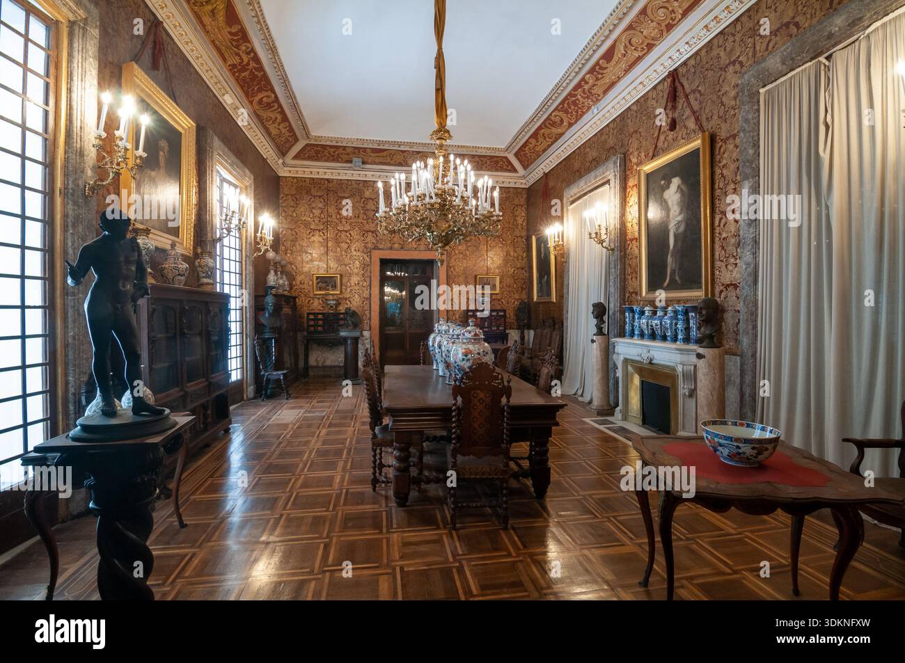 Vue sur la majestueuse salle à manger de Villa Pignatelli, Naples Banque D'Images