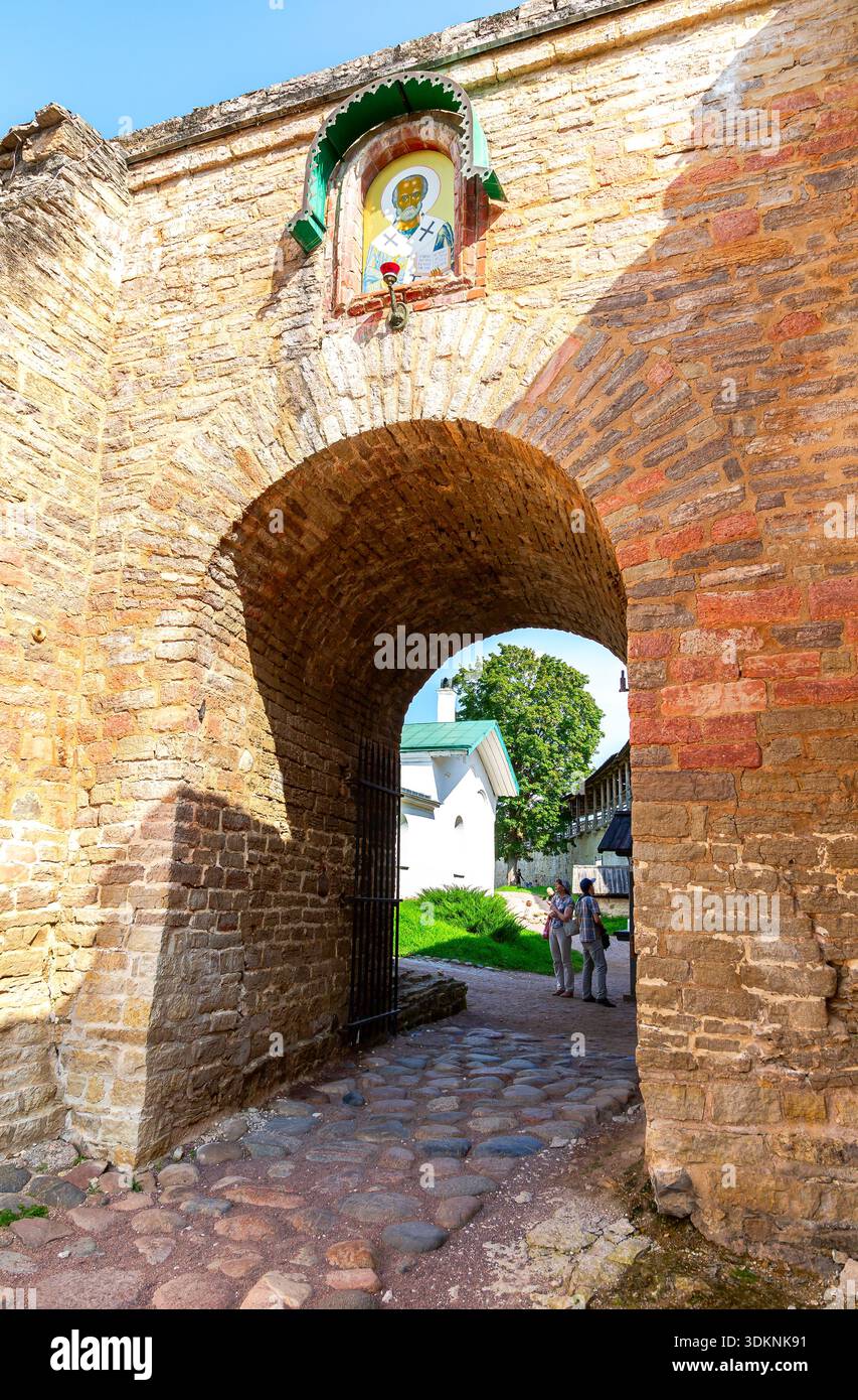Izborsk, région de Pskov, Russie - 30 août 2024 : icône de porte de la présence Nicolas au-dessus de l'entrée de la forteresse médiévale d'Izborsk Banque D'Images