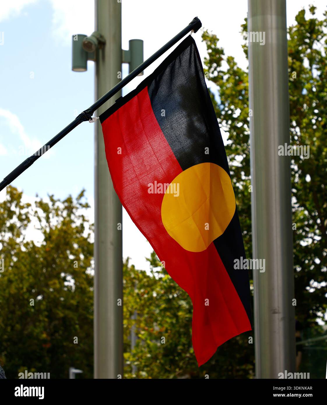 Gros plan sur le drapeau aborigène vu à l'extérieur. Banque D'Images