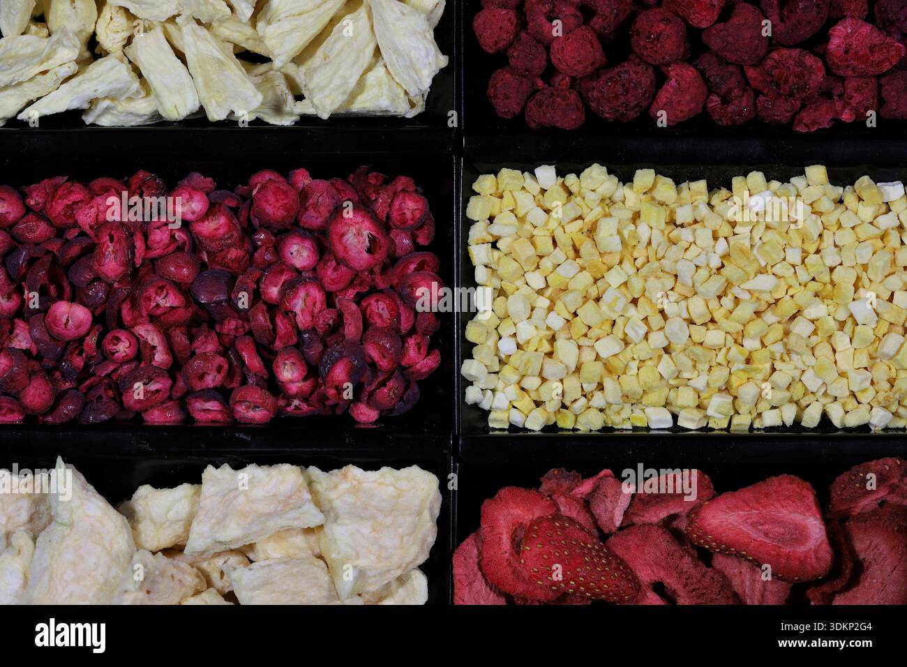 sélection de fruits lyophilisés dans des bols en métal noir Banque D'Images