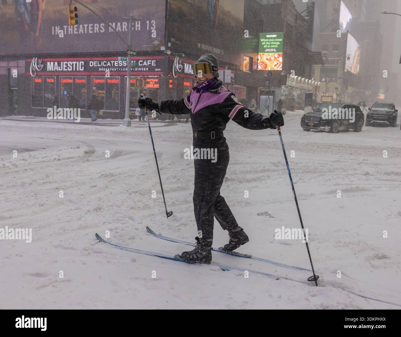 NEW YORK, N.Y. – 25 janvier 2026 : un skieur est vu à une intersection dans Midtown Manhattan pendant une tempête hivernale. Banque D'Images