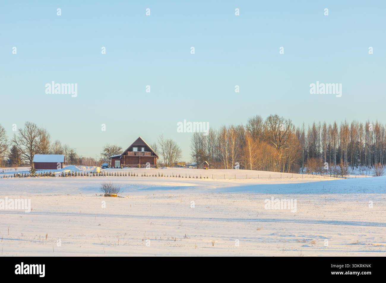 Paysage hivernal en Europe du Nord. Neige et glace en journée ensoleillée. Scène rurale d'hiver dans la température froide Banque D'Images