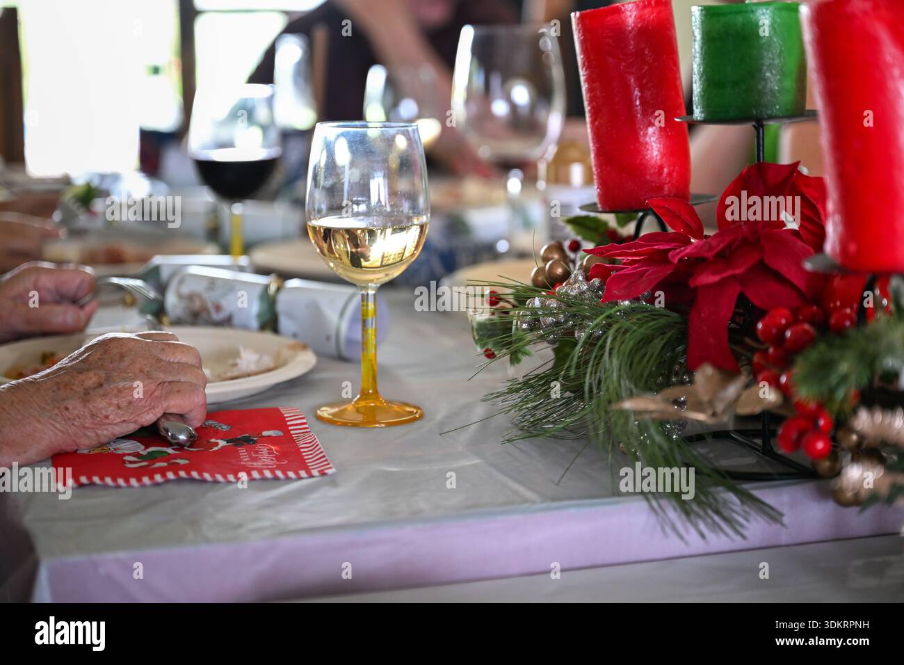 Table de déjeuner de Noël, décorations nourriture et verres à vin, authentique fête familiale festive Banque D'Images