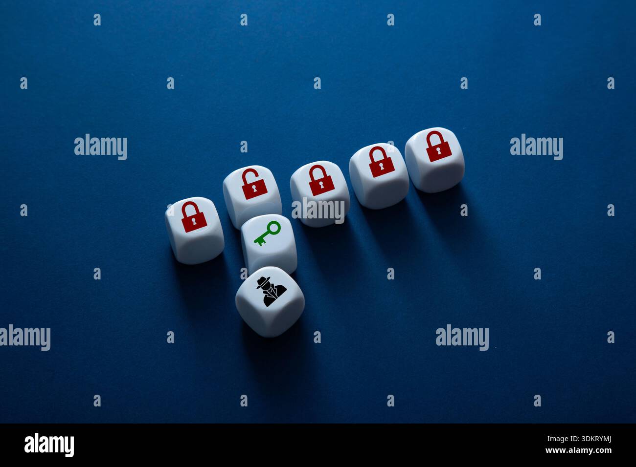 Dés blancs représentant la sécurité du réseau, la protection des données et les cyber-menaces potentielles Banque D'Images
