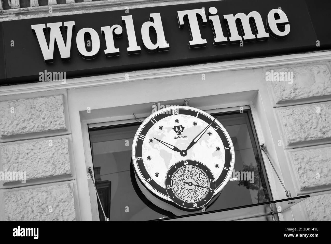 Chisinau, Moldavie - 16 septembre 2021 : panneau 'World Time' avec cadran d'horloge au-dessus de l'entrée du salon d'horlogerie sur la rue centrale Stefan Cel Mare. Banque D'Images